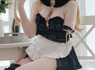 谁能想到Alina Becker的吊带写真这么有戏，真想反复研究一下每个细节。